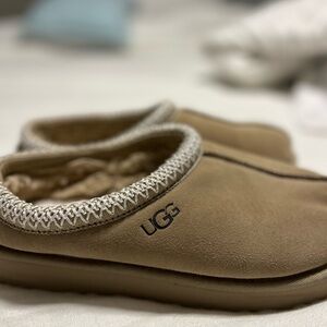 LIKE NEW UGG Tan Tassman with Cream Trim. Great condition.  Barely worn.